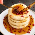 Torre de tortitas súper esponjosas con sirope, sin levadura