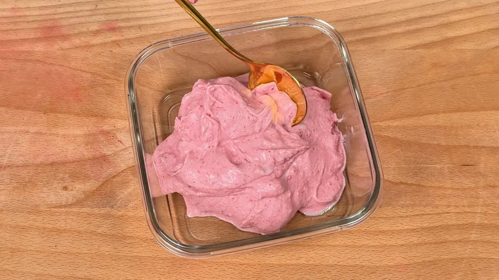 Helado cremoso de fresa sin heladera en recipiente
