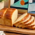 Pan de molde casero con masa madre estilo shokupan japonés, cortado en rebanadas