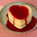 Pancakes de masa madre esponjosos coronados con coulis de fresa en forma de corazón