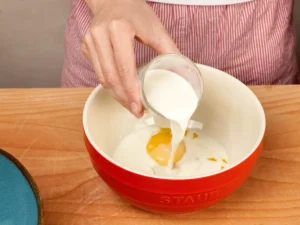 tortitas sin levadura - mezclar leche con yemas
