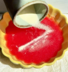 gomitas de sandia caseras - hidrata la gelatina con zumo de sandia