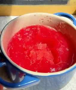 gomitas de sandia caseras - mezcla el zumo con la gelatina