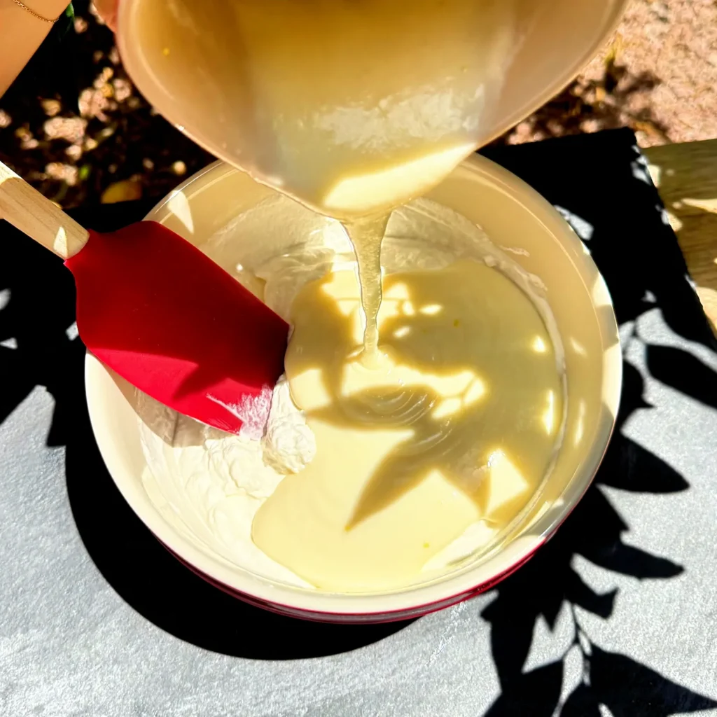 helado de limón sin heladera - añadir leche condensada con limón a la nata