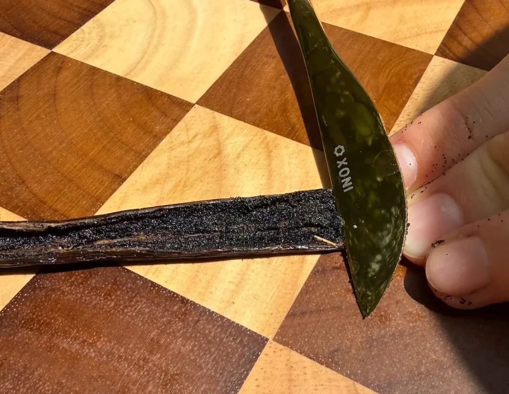 raspar semillas de vainilla con el lomo del cuchillo