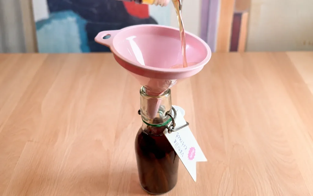 Rellenado de botella de extracto de vainilla casero natural con brandy