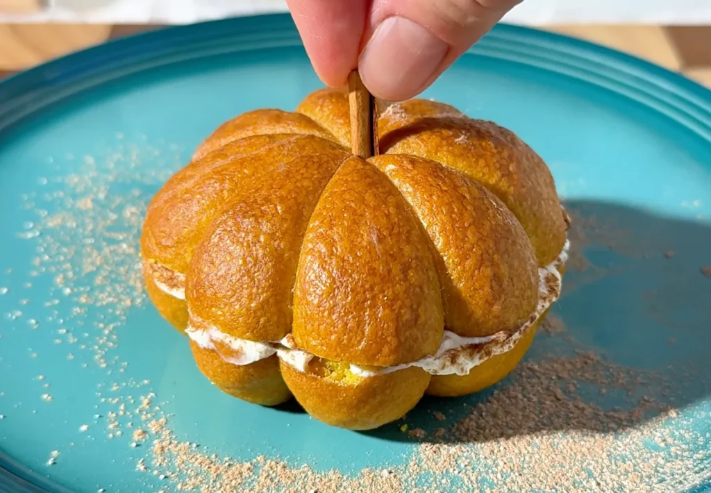Bagel de calabaza con relleno de queso crema, canela y azúcar glass