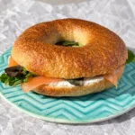 Receta de bagels caseros - preparado con salmón, queso crema y lechuga