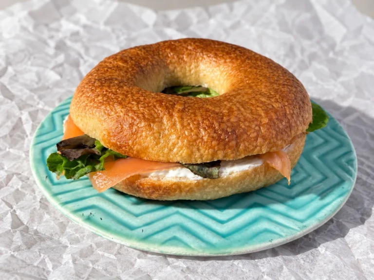 Receta de bagels caseros - preparado con salmón, queso crema y lechuga