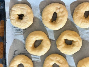 bagels en la bandeja antes de hornear