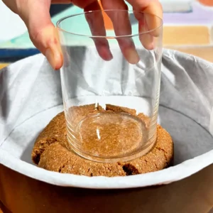 Kürbis-Käsekuchen ohne Backen: Haferboden in der Springform andrücken