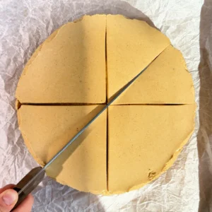 Kürbis-Käsekuchen ohne Backen: Kuchen mit heißem Messer in Stücke schneiden
