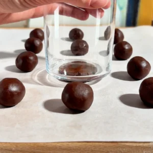 galletas oreo caseras - aplastar pelotitas con vaso