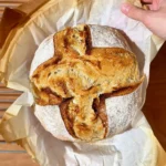 pan de masa madre recién horneado