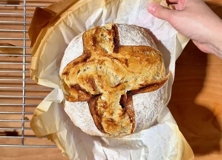 pan de masa madre recién horneado