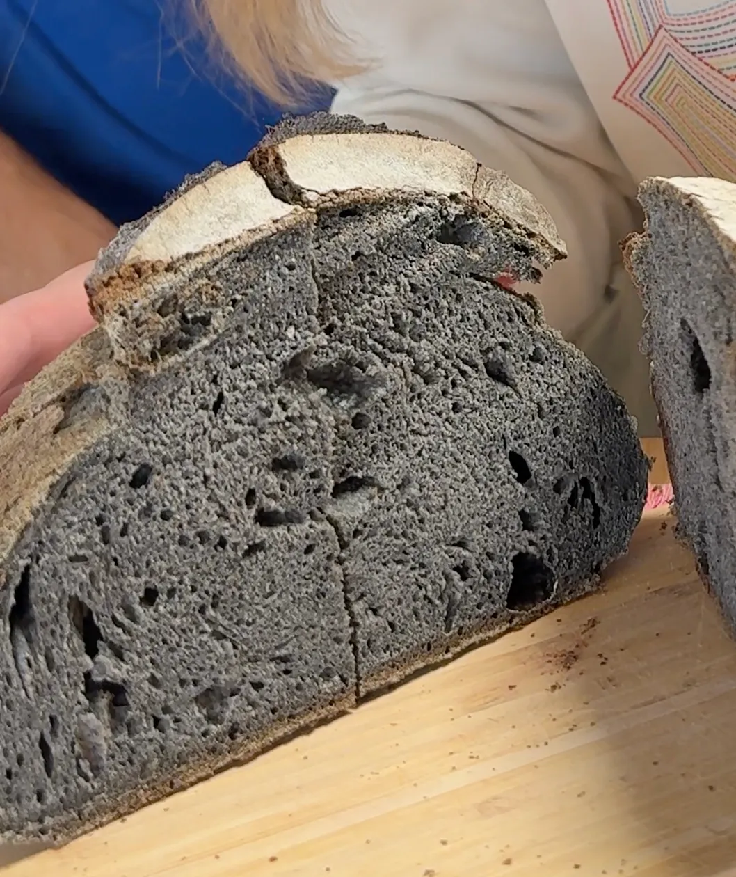 pan negro de masa madre
