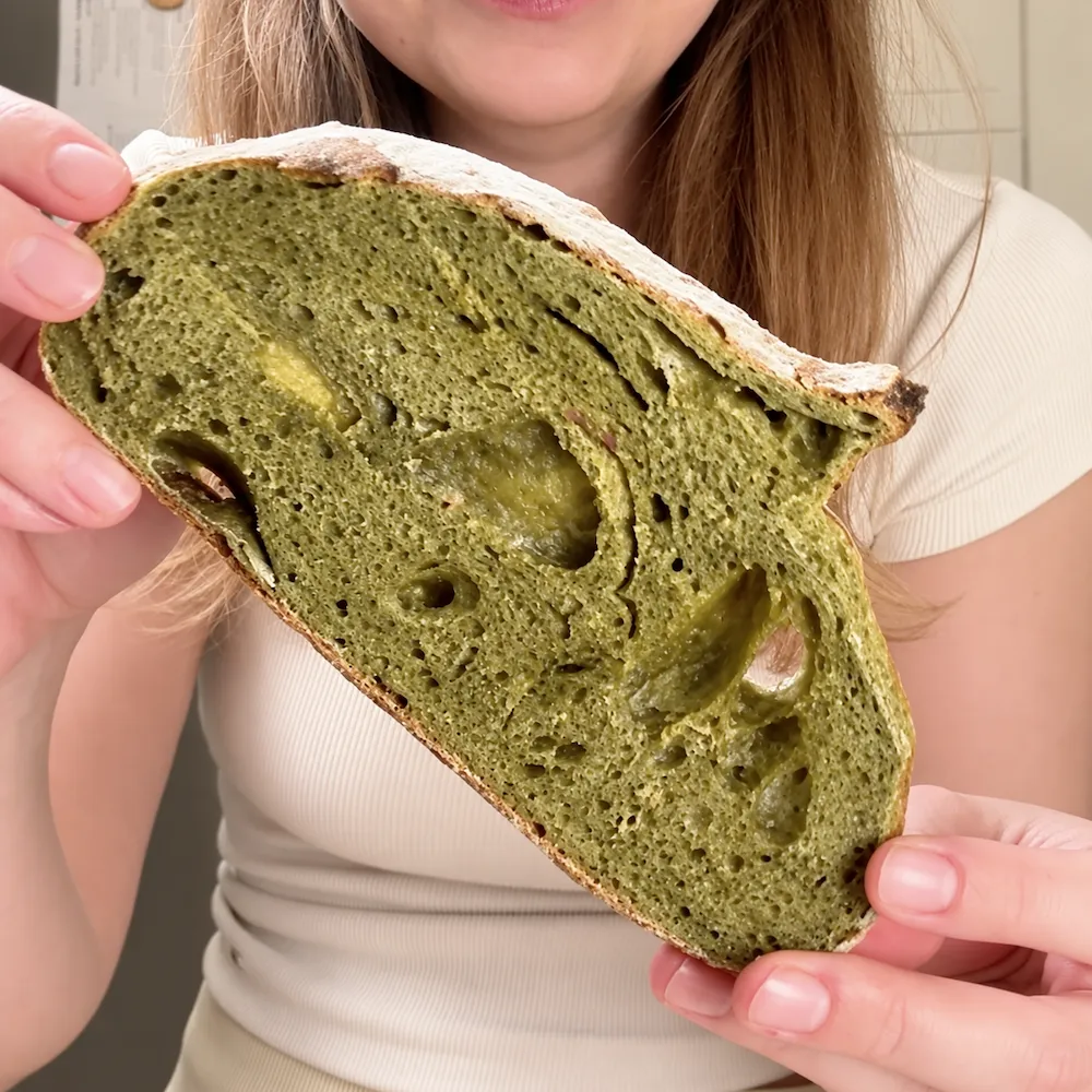 pan verde masa madre con matcha