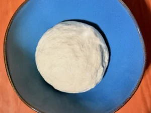 La misma bola de masa de bagels tras 90 minutos de fermentación, un 30-40 % más grande
