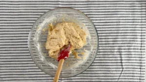 Masa de brioche recién mezclada con la harina y la sal, antes del reposo