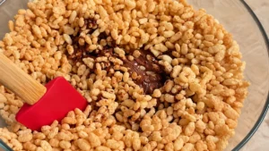 Arroz inflado añadido sobre la crema de chocolate, antes de mezclar