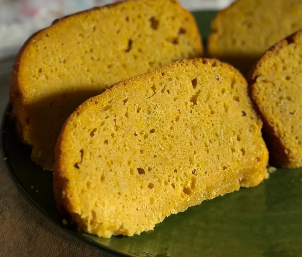 Rebanadas de bizcocho de calabaza esponjoso y jugoso en un plato