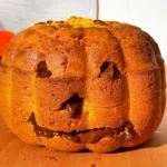 Bizcocho de calabaza y boniato con forma de calabaza de Halloween y la cara rellena de chocolate