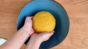 Bola de masa de calabaza lisa y elástica en un bol, antes del primer levado