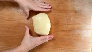 Enrollando la masa de brioche como un caracol para formar una bola tensa
