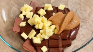 Chocolate casi fundido con dados de mantequilla y crema de almendras por encima
