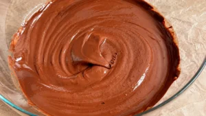 Mezcla de chocolate, mantequilla y crema de almendras lisa y brillante en el bol