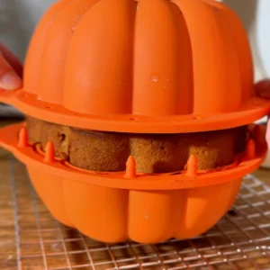 Desmoldando el bizcocho de calabaza: la mitad de arriba del molde levantada
