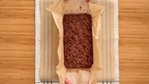 Desmoldando el turrón de chocolate tirando del papel vegetal