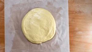 Disco de masa de brioche hinchado y aireado después de la segunda fermentación