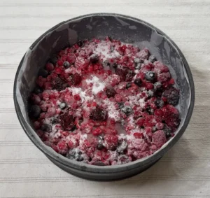 Frutos rojos congelados en el molde, espolvoreados con azúcar y almidón