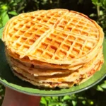 Gofres de plátano caseros apilados en un plato verde