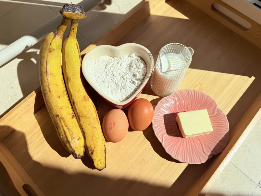 Ingredientes de los gofres de plátano: dos plátanos muy maduros, harina, dos huevos, leche y mantequilla