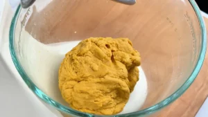 Masa de calabaza recién mezclada en el bol, antes del reposo de 20 minutos