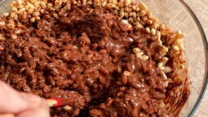 Mezclando el arroz inflado con el chocolate con una espátula de silicona