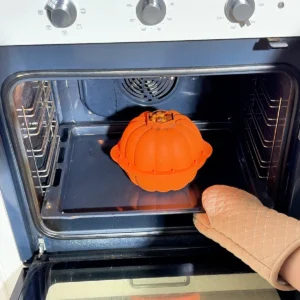 Molde de calabaza de silicona en la parte baja del horno, sobre una bandeja