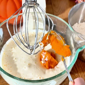 Puré de calabaza y boniato asados añadido al huevo montado con azúcar