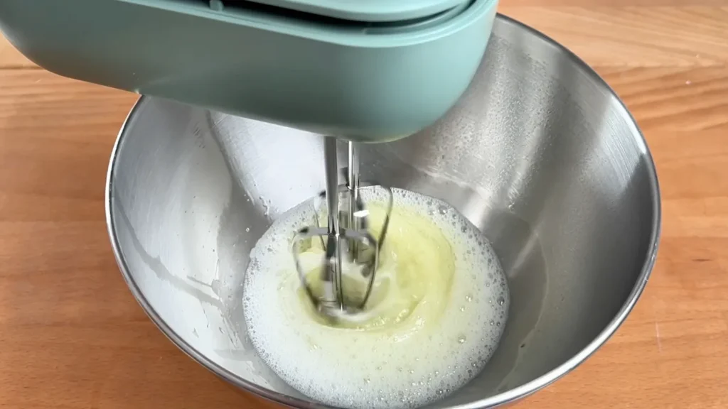 Claras batidas a punto de espuma, antes de añadir el azúcar