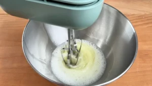 Claras batidas a punto de espuma, antes de añadir el azúcar