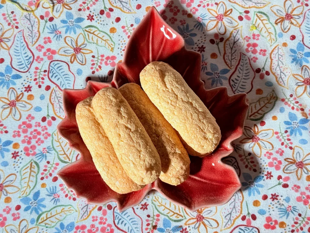 Soletillas caseras en un plato con forma de hoja
