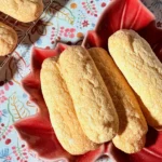 Bizcochos de soletilla caseros en un plato con forma de hoja, junto a una rejilla