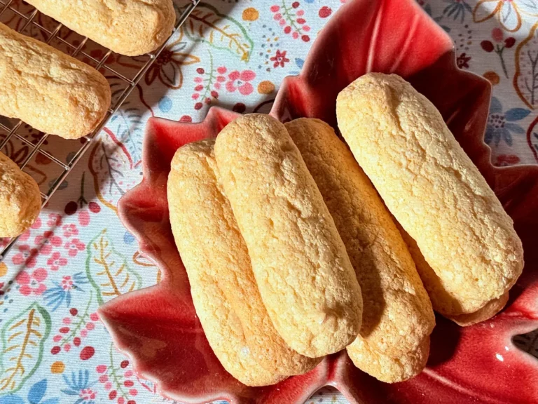 Bizcochos de soletilla caseros en un plato con forma de hoja, junto a una rejilla