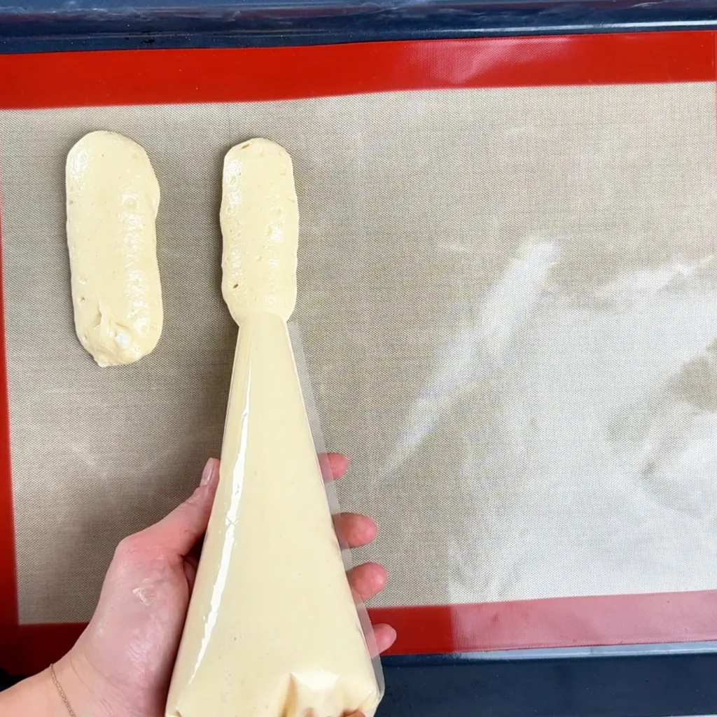 Formando soletillas con manga pastelera sobre un tapete de silicona