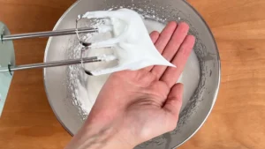 Merengue a punto firme para bizcochos de soletilla, con el pico sin caerse