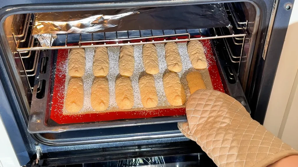 Soletillas secándose en el horno con papel de aluminio en la rejilla de arriba para que no se doren