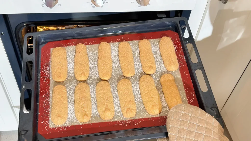 Soletillas caseras recién horneadas con una capa fina de azúcar glas