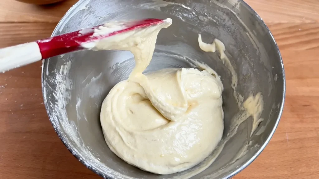 Masa de bizcochos de soletilla espesa cayendo de la espátula